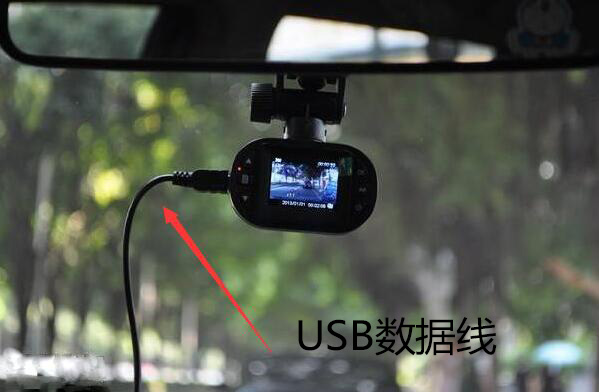 数据线可以给行车记录仪进行充电和传输数据影像资料